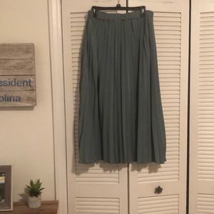 Light green pleated target skirt
